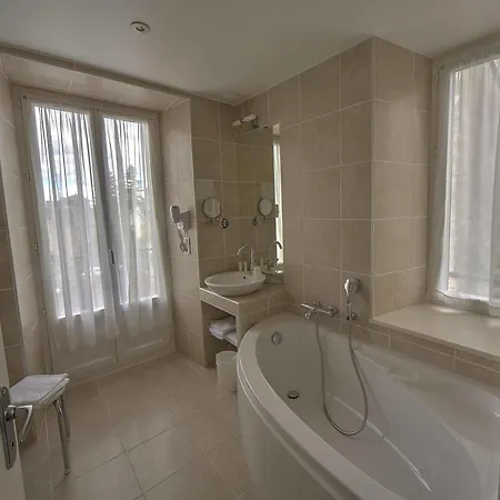 Logis De Paris 3*
